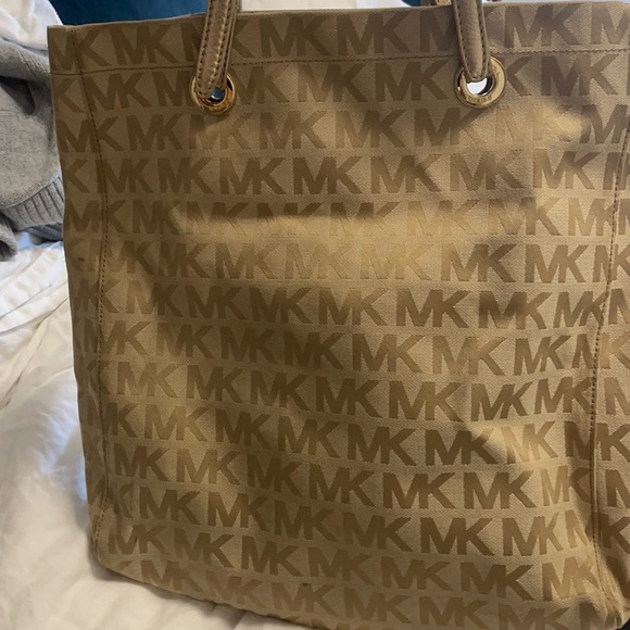 Michael Kors signature canvas jet set tote - Picture 5 of 11